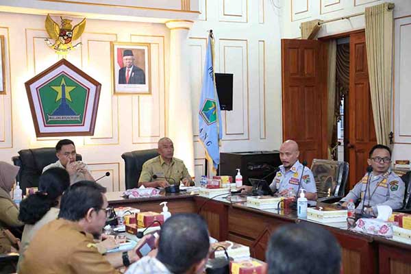 Pj Wali Kota Malang saat melakukan rapat koordinasi terbatas dengan jajaran Dinas Perhubungan Kota Malang. (ist) - Pj Wali Kota Malang Percepat Penataan Parkir Kayutangan Heritage untuk Dongkrak Estetika dan Kenyamanan Wisatawan