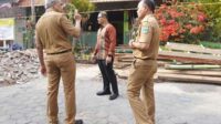 Pj Wali Kota bersama Kadindik Kota Batu saat meninjau proyek renovasi kelas didampingi Kepsek SDN 01 Sisir. (ist) - Pj Aries Sidak Perbaikan Sarana Pendidikan di SDN Sisir 1 Kota Batu