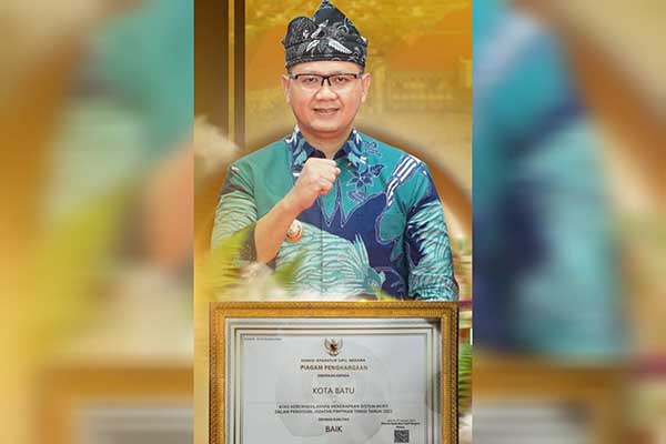 Pj. Wali Kota Batu memperlihatkan Piagam yang diterima oleh Pemkot Batu. (ist) - Kota Batu Berhasil Terapkan Sistem Merit dalam Tata Kelola Pemerintahan