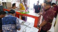 Pj. Wali Kota Batu menyaksikan penyaluran Bantuan Pangan untuk atasi Stunting 2024 di Kota Batu. (ist) - Pj Wali Kota Batu Pastikan Bantuan Pangan Pengentasan Rawan Stunting Tahun 2024 Berjalan Lancar