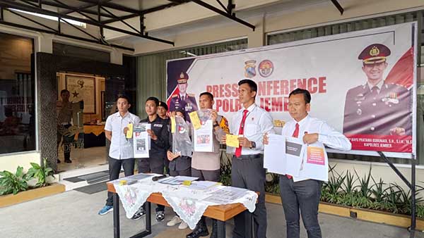 Polres Jember saat melaksanakan konferensi pers pencemaran nama baik NU dan GP Ansor. (Seru.co.id/amb) - Pria di Jember Cemarkan NU dan GP Ansor Pakai 17 Akun Palsu Diamankan Polisi