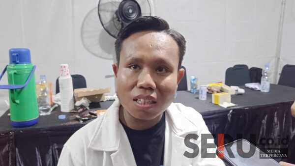 Muncul Tiba-tiba, Ponidi Sekop-sekop Nyanyi Bareng Denny Caknan Saat Konser di Jember