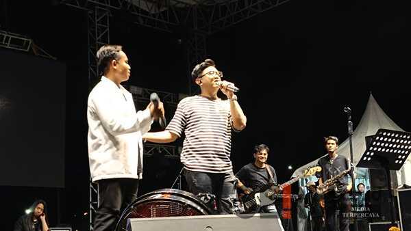 Muncul Tiba-tiba, Ponidi Sekop-sekop Nyanyi Bareng Denny Caknan Saat Konser di Jember