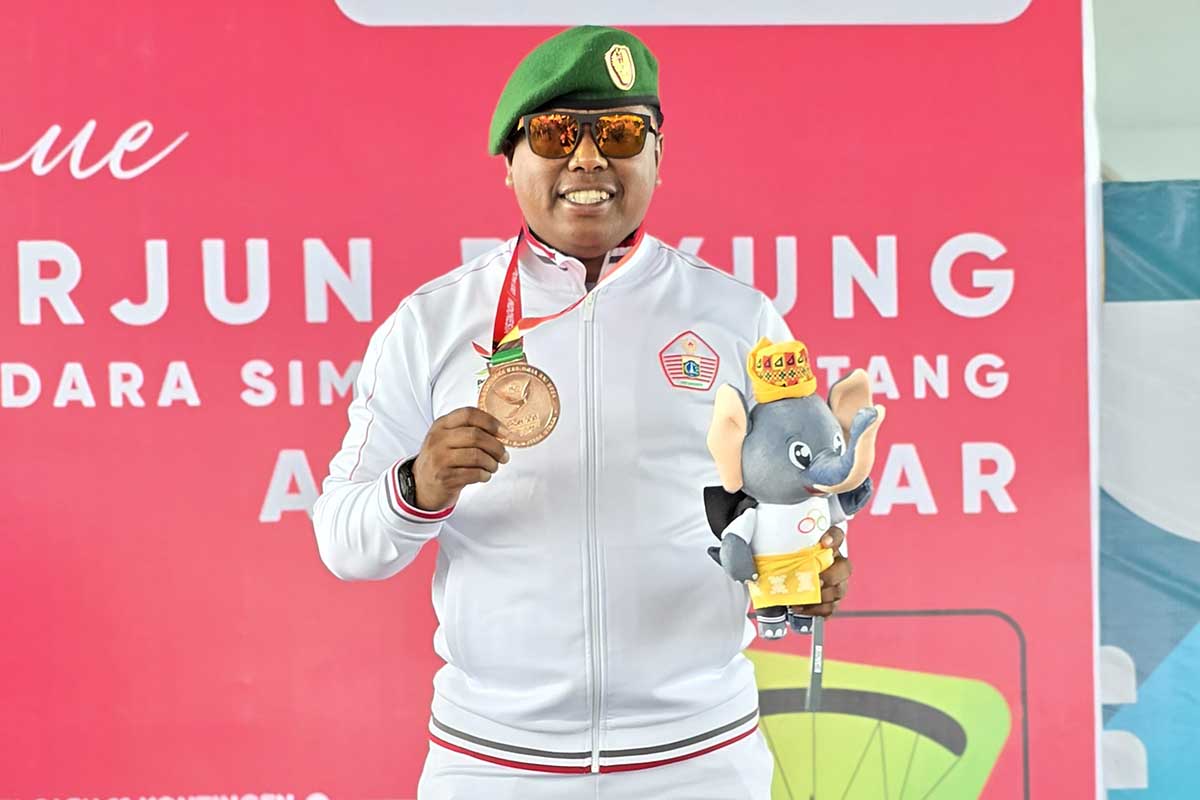 Prajurit Korem 083/Bdj, Serda Yohanes Hilarius Kopong Woren, meraih Juara III Kategori Kerjasama di Udara cabor terjun payung PON XXI Aceh-Sumut. (ist) - Prajurit Korem 083/Bdj Raih Prestasi Cabor Terjun Payung di PON XXI Aceh-Sumut