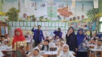 Program literasi Aku dan Keramik Dinoyo dilaksanakan untuk mendukung program P5 di SD Dinoyo 2. (afi) - Cinta Kearifan Lokal, Tim Pengabdian UM Gelar Program Literasi Keramik Dinoyo di SDN Dinoyo 2