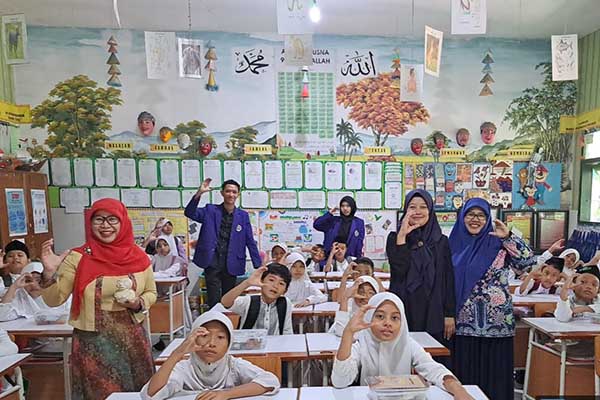 Program literasi Aku dan Keramik Dinoyo dilaksanakan untuk mendukung program P5 di SD Dinoyo 2. (afi) - Cinta Kearifan Lokal, Tim Pengabdian UM Gelar Program Literasi Keramik Dinoyo di SDN Dinoyo 2