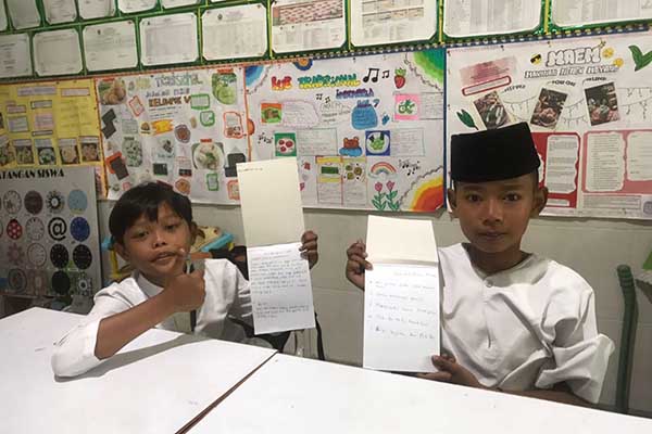 Program literasi ini diharapkan membuat anak-anak memahami, menghayati dan mencintai kearifan lokal sebagai identitas leluhurnya. (afi) - Cinta Kearifan Lokal, Tim Pengabdian UM Gelar Program Literasi Keramik Dinoyo di SDN Dinoyo 2