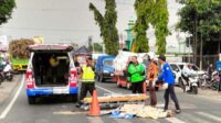 Proses evakuasi korban kecelakaan di Bululawang. (ist) - Hendak Menyalip Truk Gandeng, Seorang Pria Tewas Terlindas Ban Belakang Truk Gandeng di Bululawang