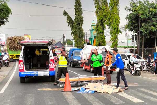 Proses evakuasi korban kecelakaan di Bululawang. (ist) - Hendak Menyalip Truk Gandeng, Seorang Pria Tewas Terlindas Ban Belakang Truk Gandeng di Bululawang