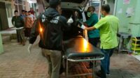 Proses evakuasi korban laka kereta api di Kecamatan Kepanjen. (ist) - Seorang Wanita Tewas Terserempet Kereta Api di Kepanjen Hingga Tewas