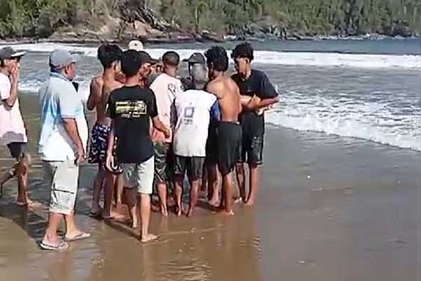 Proses evakuasi korban tenggelam. (ist) - Terseret Ombak, Tiga Remaja Tenggelam, Satu Diantaranya Tewas