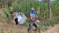 Proses evakuasi mayat tanpa identitas di Kecamatan Tumpang. (ist) - Sesosok Mayat Tanpa Identitas Ditemukan Membusuk di Kebun Kecamatan Tumpang