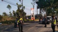 Proses olah TKP kecelakaan di Kecamatan Pakisji. (ist) - Berusaha Menyalip, Pemuda Pengendara Roda Dua Alami Kecelakaan di Pakisaji