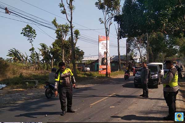 Proses olah TKP kecelakaan di Kecamatan Pakisji. (ist) - Berusaha Menyalip, Pemuda Pengendara Roda Dua Alami Kecelakaan di Pakisaji