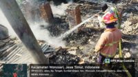 Proses pemadaman api di Kecamatan Wonosari. (ist) - Rumah dan 10 Ekor Kambing Terbakar, Warga Wonosari Alami Kerugian hingga Ratusan Juta