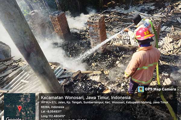 Proses pemadaman api di Kecamatan Wonosari. (ist) - Rumah dan 10 Ekor Kambing Terbakar, Warga Wonosari Alami Kerugian hingga Ratusan Juta