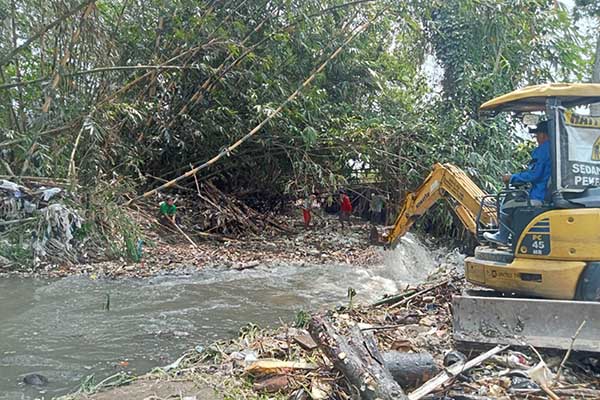 Proses pengerukan sampah pada aliran sungai, TKP korban dilaporkan hilang. (ist) - Pencarian Hari Ketiga Hilangnya Lansia Pencari Kayu Belum Buahkan Hasil