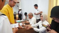 Proses penyaluran Bantuan BLT bagi pekerja pabrik toko dari anggaran DBHCHT 2024. (ist) - Pekerja Pabrik Rokok di Kota Batu Terima BLT DBHCHT
