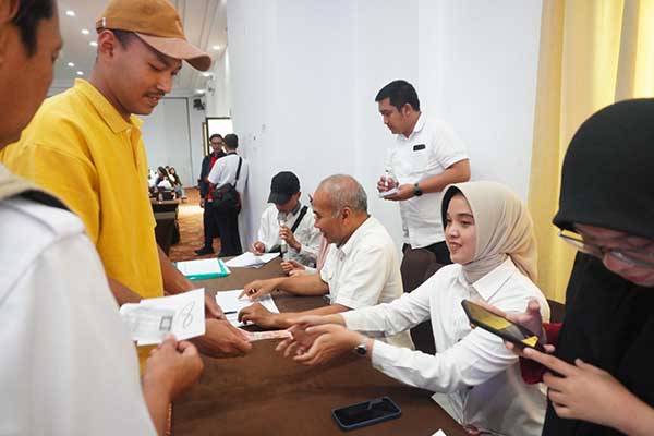 Proses penyaluran Bantuan BLT bagi pekerja pabrik toko dari anggaran DBHCHT 2024. (ist) - Pekerja Pabrik Rokok di Kota Batu Terima BLT DBHCHT