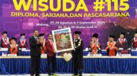 Raja Juli Antoni mendapatkan cendera mata berupa lukisan dan penyematan almamater keluarga besar kehormatan UMM. (rhd) - Berikan Petuah di Wisuda UMM, Raja Juli: Etos Kerja dan Belajar itu Kunci Sukses