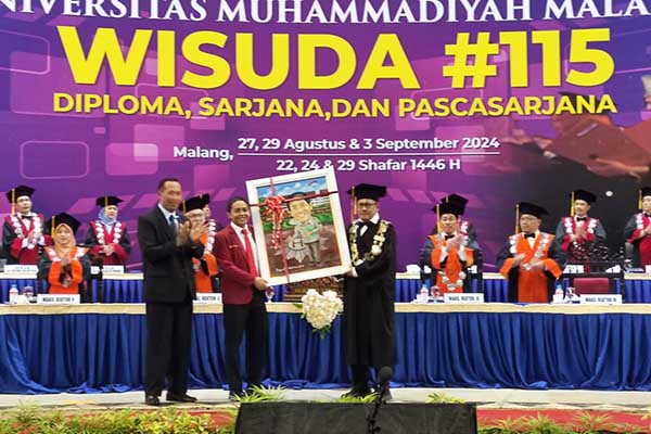 Raja Juli Antoni mendapatkan cendera mata berupa lukisan dan penyematan almamater keluarga besar kehormatan UMM. (rhd) - Berikan Petuah di Wisuda UMM, Raja Juli: Etos Kerja dan Belajar itu Kunci Sukses