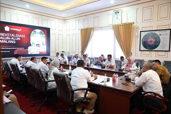 Rapat teknis digelar di ruang rapat walikota, Rabu (4/9/2024). (pro) - Pj Wali Kota Malang Dorong Percepatan Revitalisasi Alun-Alun Merdeka