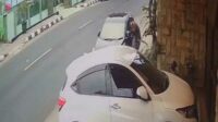 Rekaman CCTV aksi pencurian dengan perusakan kaca mobil. (ist) - Pelaku di Video Viral Pencurian dengan Pemecahan Kaca Mobil di Pakisaji Diburu Polisi