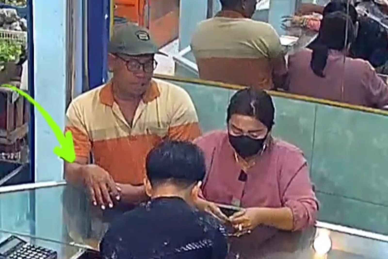Sepasang Pasutri Terekam CCTV Curi Perhiasan di Toko Emas Bululawang