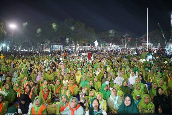 Muslimat NU Jombang Bersholawat, Ribuan Warga Tumplek Blek di Alun-Alun