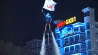 Salah satu atraksi flying board memotivasi maba Gen 24 kreatif. (ist) - Awali Pesmaba UMM, Flying Board hingga Formasi Flashlight Motivasi Gen 24 Kreatif