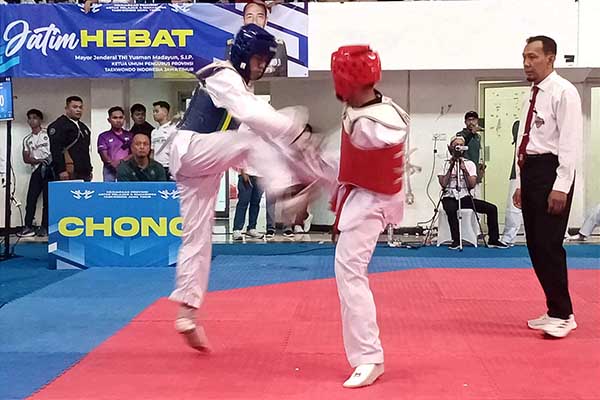 Salah satu laga dalam kelas yang dipertandingkan di Kejurprov Taekwondo. (ist) - Pengprov TI Jatim Gelar Kejurprov Taekwondo Tingkat Pelajar dan Mahasiswa