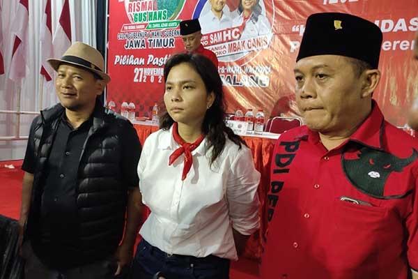Sam HC, Ganis Rumpoko dan I Made Riandiana Kartika, menjawab pertanyaan awak media. (rhd) - Rakercabsus PDI-P Targetkan Sam HC-Ganis Rumpoko Raih 60 Persen Suara