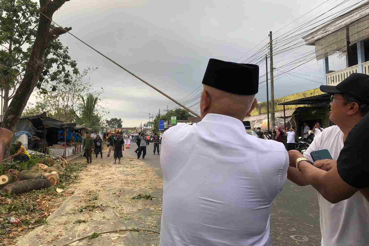 Bupati Malang Tinjau Proses Penebangan Pohon untuk Proyek Pelebaran Jalan Gondanglegi-Balekambang
