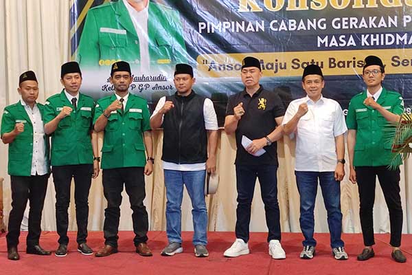 Sebagai tamu undangan pelantikan, Paslon Anton-Dimyati Ayatullah dan Heri Cahyono menerima cendera mata songkok GP Ansor yang langsung dipakai. (rhd) - Usai Dilantik, Pengurus GP Ansor Kota Malang Pilih Netral dalam Pilkada 2024