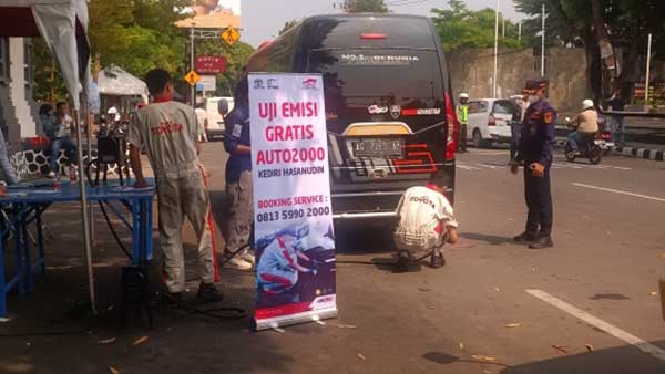 Sebanyak total 51 kendaraan dilakukan uji emisi di depan TMP Kota Kediri. (Seru.co.id/adv/mam) - Dishub Kota Kediri Uji Emisi Gas Kendaraan Gratis untuk Jaga Langit Tetap Biru Bersama Auto 2000
