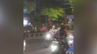 Segerombolan pemuda yang meresahkan warga di Jember. (ist) - Pemuda di Jember Bergerombol Naik Motor Bawa Tombak dan Rusak Mobil