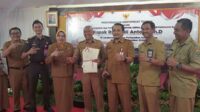 Sekda Kota Malang bersama Kejaksaan Negeri Kota Malang berkomitmen untuk menjaga aset Kota Malang. (afi) - Komitmen Melindungi Aset, Pemkot Malang Terima 12 Sertifikat Tanah dari Wakil Menteri ATR/BPN