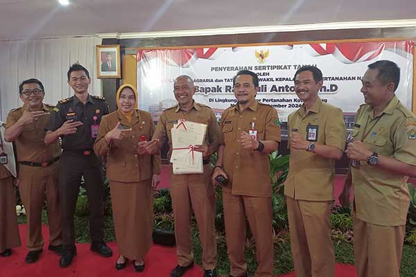 Sekda Kota Malang bersama Kejaksaan Negeri Kota Malang berkomitmen untuk menjaga aset Kota Malang. (afi) - Komitmen Melindungi Aset, Pemkot Malang Terima 12 Sertifikat Tanah dari Wakil Menteri ATR/BPN