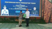 Serah terima nota pengantar tugas Pejabat Sementara (PJs) Bupati Kabupaten Situbondo, Muhammad Aftabuddin Rial Uzzaman resmi menempati Pendopo Kabupaten Situbondo, Rabu (25/9/2024). (Seru.co.id/aza) - Aftabuddin Rial Uzzaman Resmi Gantikan Bupati Situbondo Selama masa cuti Dua Bulan Kedepan
