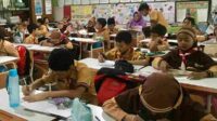 Siswa antusias saat menulis cerita tentang keramik dinoyo. (afi) - SDN Dinoyo 2 Malang Tingkatkan Minat Baca dan Karakter Lewat Literasi Aku dan Keramik Dinoyo