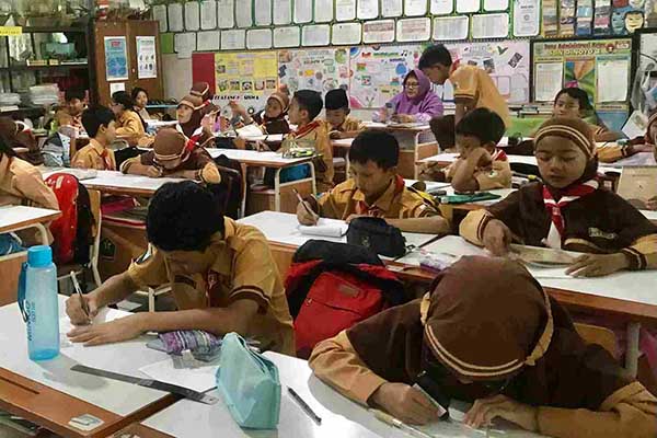 Siswa antusias saat menulis cerita tentang keramik dinoyo. (afi) - SDN Dinoyo 2 Malang Tingkatkan Minat Baca dan Karakter Lewat Literasi Aku dan Keramik Dinoyo