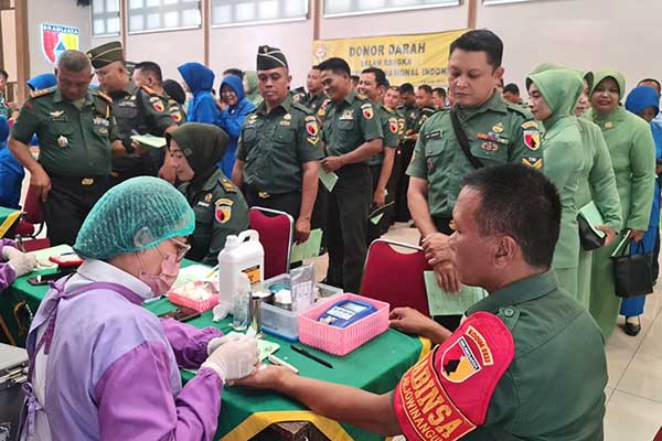 Skrining kesehatan personel Kodim 0833/Kota Malang sebelum donor darah. (ist) - Peringati HUT ke-79 TNI, Kodim 0833/Kota Malang Turut Donor Darah