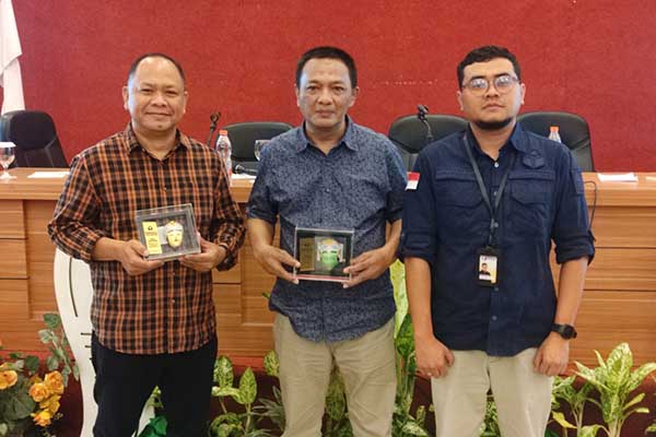Sugeng Winarno dan Cahyono, menerima cendera mata dari perwakilan Bawaslu M Hasbi, usai menyampaikan pemaparan. (rhd) - Bawaslu Kota Malang Bersinergi Bersama Beberapa Pihak Wujudkan Pilkada Berintegritas
