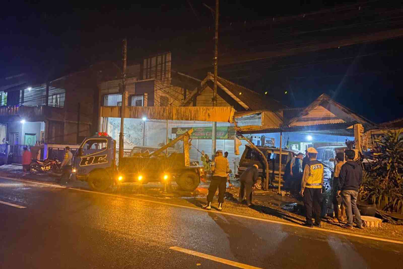 Diduga Sopir Mengantuk, Mobil Tabrak Rumah Warga Pakisaji