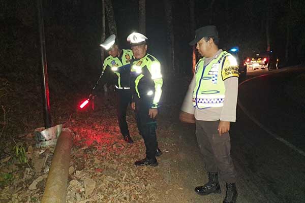 TKP kecelakaan di Kecamatan Kalipare. (ist) - Satu Keluarga Tertimpa Tiang Telepon di Kalipare, Sang Ibu Meninggal Dunia