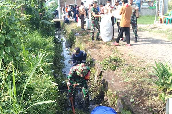 TNI, Polri, FKPPI, Pramuka, dan Masyarakat karya bhakti bersihkan saluran air di Gadang. (ist) - TNI, Polri, FKPPI, Pramuka, dan Masyarakat Karya Bhakti Bersihkan Saluran Air di Gadang