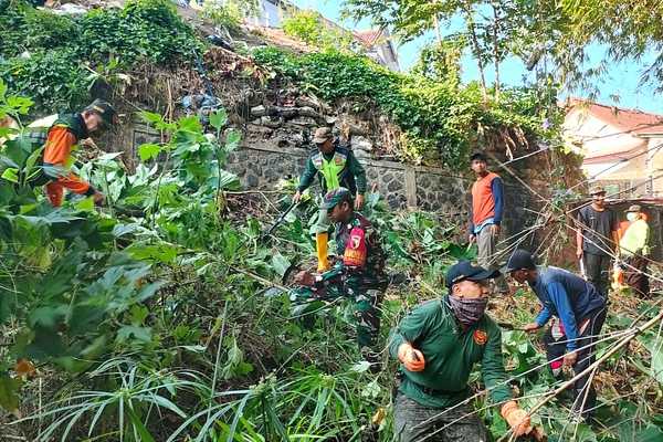 TNI Bersama Warga Bareng Kerja Bakti Gerakan Angkut Sampah dan Sedimen