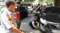 Tak peduli mobil mewah milik siapa, petugas gabungan gembok roda mobil parkir liar. (rhd) - Dishub Gembok Puluhan Roda Mobil Parkir Liar, Panen Tilang dan Tipiring