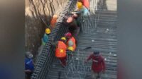 Tampak belasan pekerja proyek jembatan Bagor tidak menggunakan K3. (Seru.co.id/aza) - Pelaksanaan Pekerjaan Jembatan Bagor Situbondo Abaikan K3