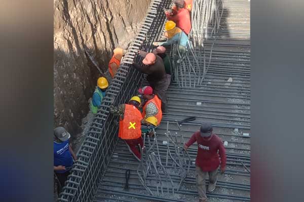 Tampak belasan pekerja proyek jembatan Bagor tidak menggunakan K3. (Seru.co.id/aza) - Pelaksanaan Pekerjaan Jembatan Bagor Situbondo Abaikan K3